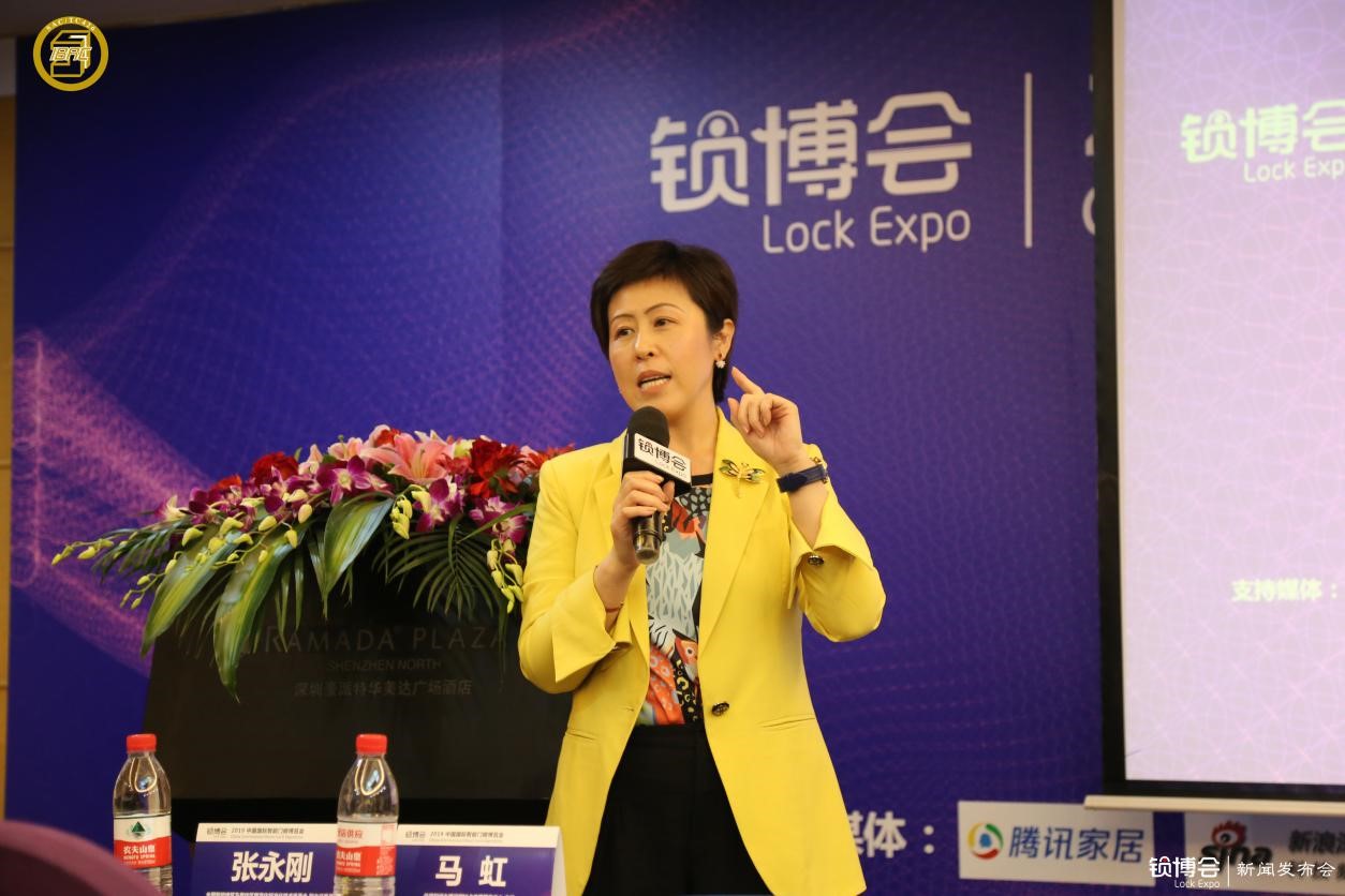  （住房和城鄉(xiāng)建設部IC卡應用服務中心主任、全國智能建筑及居住區(qū)數字化標準化技術委員會 副主任委員馬虹現(xiàn)場回答媒體問題）