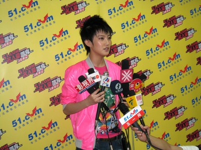 圖為劉力揚作為“51.com名人堂，唱享2008”廣州站的嘉賓，攜新專輯《我就是這樣》于2008年7月25日在廣州江南大戲院接受媒體采訪。