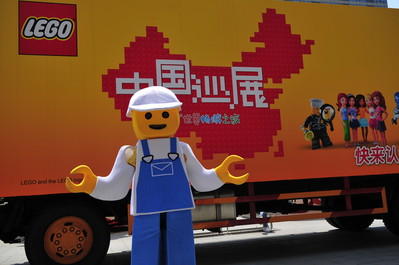 樂高卡車從北京出發(fā)，陸續(xù)開往天津、杭州、武漢等地，為當(dāng)?shù)睾⒆觽儙g樂和禮品。