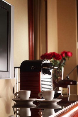 Nespresso®咖啡機 -- 全新升級的行政客房均提供Nespresso® 咖啡機及附贈不同口味的咖啡膠囊、進口精選茶包讓旅客盡享便捷、舒適的私人空間。