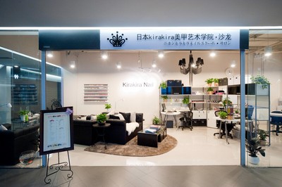 在首屆奢侈品展會現(xiàn)場，參觀者可一睹日本 KiraKira 美甲高級講師 Rachel Lai 的風(fēng)采，并可就相關(guān)時尚問題進(jìn)行咨詢。