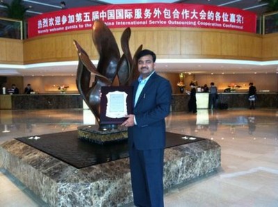Infosys中國(guó)副總裁、Infosys公共事業(yè)部負(fù)責(zé)人Naren Gogula先生代表Infosys中國(guó)領(lǐng)取“十大在華全球服務(wù)供應(yīng)商”獎(jiǎng)牌