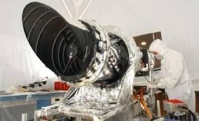 一名波爾航天的員工正在準備 HiRISE 相機，以便裝到 NASA 火星勘測軌道飛行器上