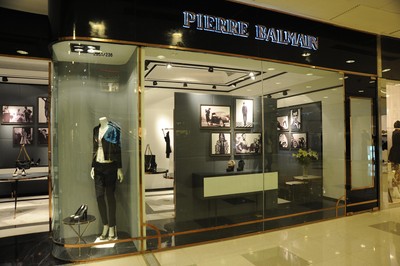 巴爾曼(Pierre Balmain)品牌首家落戶國(guó)內(nèi)的鞋履及手袋店剛于9月下旬開業(yè)，裝潢別具法式韻味。