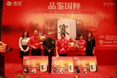  張暉（中）、余華侃（左）、朱燕（右）分獲總決賽冠、亞、季軍