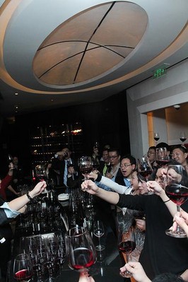 零點(diǎn)準(zhǔn)時(shí)開(kāi)瓶暢飲薄若萊
