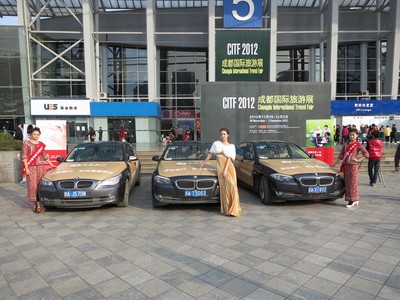 華僑銀行寶馬專(zhuān)車(chē)等候在入口處，隨時(shí)搭載尊貴顧客前往華僑銀行參觀體驗(yàn)高端金融服務(wù)