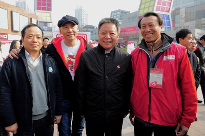 （從左至右）上海市血液中心主任朱永明、觸動傳媒創(chuàng)始人兼執(zhí)行主席馮暉中、上海市副市長沈曉明、“獻(xiàn)血達(dá)人”陳澤人