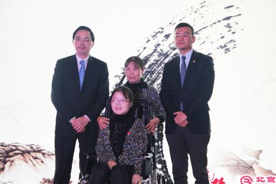 北京銀行副行長許寧躍先生、海航悅逸度假俱樂部董事長趙暉先生與殘疾畫家汪玉婷合影