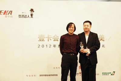 兩岸三地知名文化學(xué)者胡野秋為新聞漫畫達人顏慶雄頒獎，他認為這個時代需要平凡人來對生活目標進行修正。