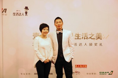 跨界文化人曉昱為健身達人李朝陽頒獎，她高度評價生活達人評選活動，認為它是一個重新認識城市的過程。