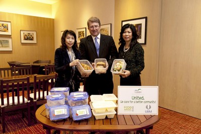 亞洲博聞與會展管理公司支持“惜食堂”(Food Angel) 的行動“對抗饑餓 . 捐出食物”，攜手參與“惜食堂”的食物回收計劃 (左起：“惜食堂”行政總監(jiān)陳妙瑜，中：亞洲博聞執(zhí)行副總裁麥高德，右：會展管理公司董事總經(jīng)理梅李玉霞)