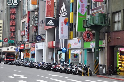 無論機(jī)車、轎車、自行車，無論多么狹窄的街道，都停得整齊劃一。