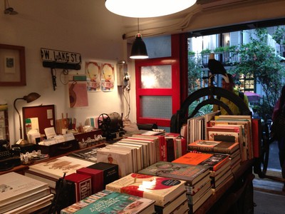 與其說(shuō)好樣本事是家書(shū)店，不如說(shuō)是一間生活店，熱愛(ài)旅行的女老板從全世界淘來(lái)生活物件與客人們分享
