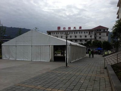 第一座篷房已于4月24日在天全縣臨時綜合救災(zāi)中心附近完成搭建，為無家可歸的地震災(zāi)民提供暫避之所