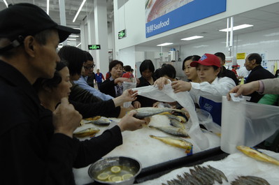 杭州山姆店開業(yè)第一天，顧客踴躍搶購新鮮的黃魚