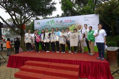 亞洲博聞的一個(gè)員工團(tuán)隊(duì)更憑其合乎環(huán)保原則、具創(chuàng)意、有效率的運(yùn)送用具奪得《最醒目植樹(shù)大獎(jiǎng)》。