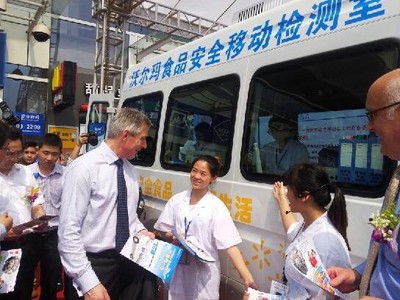 沃爾瑪中國總裁兼首席執(zhí)行官高福瀾（Greg Foran）今日在廣州帶領(lǐng)與會(huì)嘉賓參觀沃爾瑪食品安全移動(dòng)檢測車