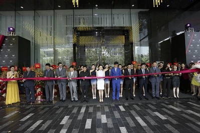 從左到右：Brian Segrave, 廣州W酒店總經(jīng)理；劉偉立，喜達(dá)屋酒店與度假村集團(tuán)亞太區(qū)資深副總裁，設(shè)計(jì)與工程籌劃；Paul James羅健，W 全球酒店、瑞吉酒店與度假村及豪華精選全球品牌領(lǐng)導(dǎo)人；錢進(jìn)，喜達(dá)屋酒店與度假村集團(tuán) 大中華區(qū)總裁；Stephen Ho何國祥，喜達(dá)屋酒店與度假村國際集團(tuán)亞太區(qū)總裁；影星高圓圓和吳彥祖；孔健濤，合景泰富房公司執(zhí)行董事兼行政總裁；孔健楠，合景泰富房公司執(zhí)行董事兼執(zhí)行副總裁；徐錦添，合景泰富公司執(zhí)行董事、首席財(cái)務(wù)官兼公司秘書；李建明，合景泰富公司執(zhí)行董事、集團(tuán)運(yùn)營管理部副總裁兼華南片區(qū)總經(jīng)理；黃薇陵，合景泰富酒店投資發(fā)展部總監(jiān)及園林設(shè)計(jì)部總監(jiān)。