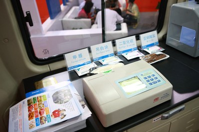 目前在廣東運行的沃爾瑪食品安全檢測車涵蓋11項檢測指標，每天至少抽檢150個樣品