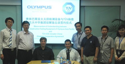 TUV SUD大中華區(qū)、中區(qū) 業(yè)務(wù)拓展與市場(chǎng)總監(jiān)陳辰先生（左4）與奧林巴斯有限公司亞太無(wú)損檢測(cè)設(shè)備業(yè)務(wù)部（無(wú)損檢測(cè)設(shè)備業(yè)務(wù)拓展經(jīng)理）Olivier Dupuis 先生（左3）簽約