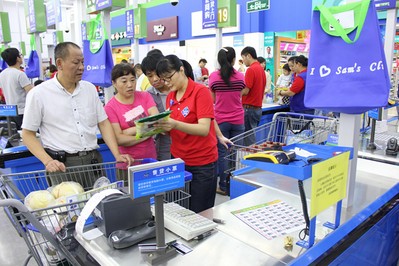 顧客踴躍選購(gòu)山姆會(huì)員店商品，滿載而歸