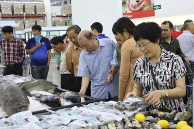 蘇州山姆會(huì)員店開業(yè)第一天，顧客選購(gòu)新鮮的海鮮產(chǎn)品