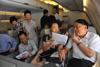 中國民航局局長李家祥通過機(jī)上互聯(lián)網(wǎng)接收中央人民廣播電臺現(xiàn)場直播采訪，向廣大聽眾問好。