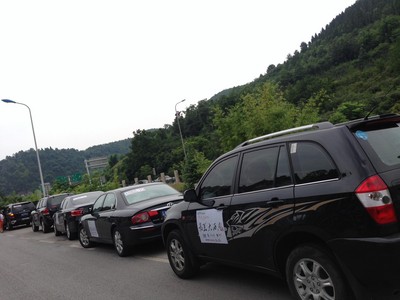 圖為集合地，自駕車游客整裝待發(fā)