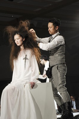 Shiseido Professional 首席美發(fā)師原田忠 (Tadashi Harada) 將率領(lǐng)創(chuàng)作團(tuán)隊，傾力演出BEAUTY ODYSSEY，引領(lǐng)觀眾經(jīng)歷一次漫長的冒險之旅，探求“美”的新定義。