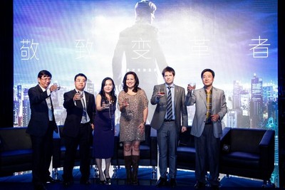 酩悅軒尼詩帝亞吉歐市場董事 MarkEdwards、尊尼獲加品牌總監(jiān)符秀婷女士、李小龍之女Shannon Lee（李香凝）、資深媒體人陳朝華、經(jīng)濟學(xué)家郭士英以及戰(zhàn)略學(xué)教授滕斌圣合影