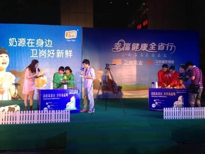 活動現(xiàn)場互動環(huán)節(jié)，消費者用衛(wèi)崗酸奶制作水果沙拉