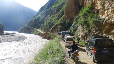在甘肅面試李錦記希望廚師途中，遭遇地震造成的道路塌方