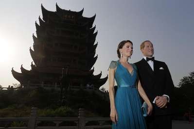 七夕當天，英國皇室夫婦出現(xiàn)在武漢地標性景點黃鶴樓，原來是武漢杜莎夫人蠟像館為市民準備的情人節(jié)驚喜。
