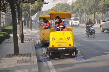 環(huán)衛(wèi)工人利用掃地車更安全、更高效地工作