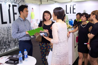 韓國(guó)知名設(shè)計(jì)師品牌 LIE by Lie Sang Bong 在 NOVOMANIA 2013上與觀(guān)眾交流