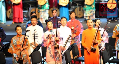 設計師與音樂家的強強聯(lián)合，整場服裝的色彩、款式、剪裁結(jié)構(gòu)和面料都貫穿古今，彰顯著每一位音樂家的獨特氣質(zhì)。