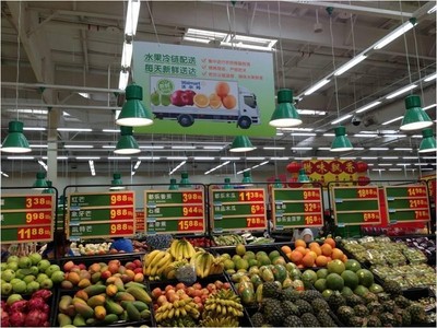 各種優(yōu)質(zhì)水果通過沃爾瑪生鮮配送中心每天新鮮送達(dá)門店。