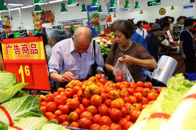 沃爾瑪云南普洱縣全新門(mén)店開(kāi)業(yè)當(dāng)日，顧客在選購(gòu)優(yōu)質(zhì)低價(jià)的生鮮商品