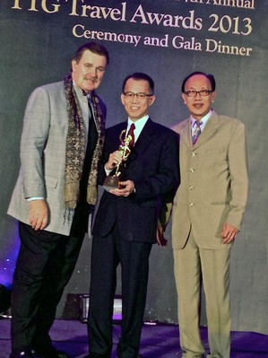 新加坡文華大酒店經(jīng)理 Danny Wong 先生接受「新加坡最佳城市旅館 (Best City Hotel - Singapore)」獎(jiǎng)。