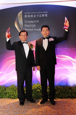 OUE Hospitality REIT Management 的執(zhí)行長 Chong Kee Hiong 先生代表君華酒店集團(tuán)在頒獎典禮上接受獎項。