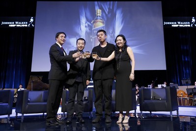 七匹狼創(chuàng)始人周少雄、賈樟柯導(dǎo)演、建筑設(shè)計(jì)師馬巖松、尊尼獲加品牌總監(jiān)符秀婷女士共同合影
