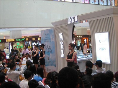 珍愛網(wǎng)攜手潮宏基克拉女人活動現(xiàn)場，氣質美女媲美克拉美鉆