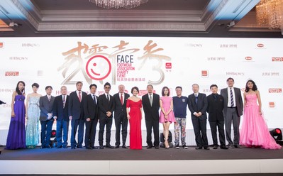 左起2012環(huán)球小姐、威華鞋業(yè)總經(jīng)理梁賀程、BBC國際執(zhí)行總經(jīng)理Lawrence Yang、紅森公司董事長林智榮、達(dá)芙妮國際控股有限公司主席陳英杰、鞋柜“天使的足跡”公益形象代言人任賢齊、FACE主席Jim Issler、“中國美基金”代表靳羽西、“新華愛心教育基金會(huì)”理事長張君達(dá)、“國立愛心基金”代表種丹妮、“愛的痕跡教育計(jì)劃”創(chuàng)辦人姜育恒、“中國殘疾人福利基金會(huì)”副理事長邢建緒先生、“音樂之帆”創(chuàng)辦人柴亮、中國行動(dòng)計(jì)劃代表Mr. Andrew