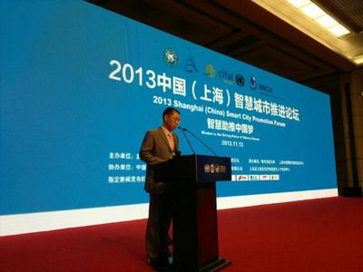 國家信息化專家咨詢委員會委員、中國互聯(lián)網(wǎng)協(xié)會副理事長高新民為獲獎城市頒獎