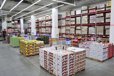 山姆深圳福田店大量使用大卡板陳列商品。