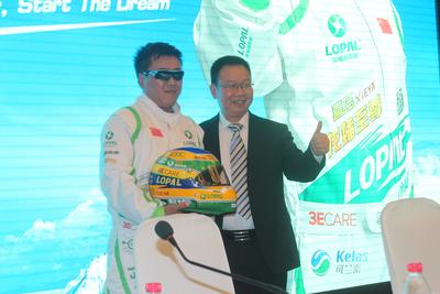 江蘇龍蟠石化總經(jīng)理石俊峰、飛越車手謝雨均
