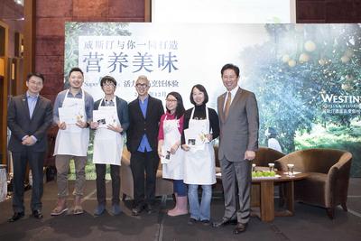 廣交會威斯汀酒店總經(jīng)理車炳新（左一）、知名美食家歐陽應霽（左四）與廣州海航威斯汀酒店總經(jīng)理鄭國良（右一）為獲獎媒體嘉賓頒獎