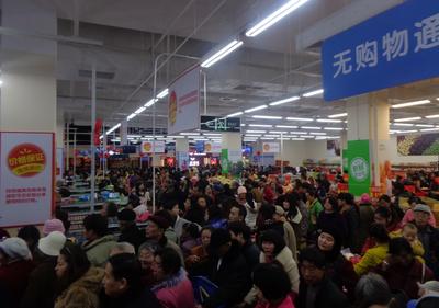 沃爾瑪云南昆明昌源中路店盛大開業(yè)，商場內(nèi)人頭涌涌，工作人員馬不停蹄